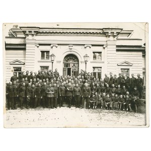 Second Polish Republic, Photograph of junior officers in front of the palace