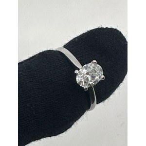 Oválný zásnubní prsten s přírodním diamantem v bílém zlatě