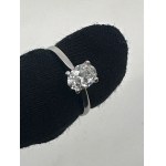 Oválný zásnubní prsten s přírodním diamantem v bílém zlatě
