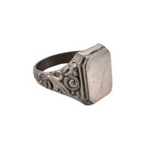 Silver-plated signet ring with a floral shank