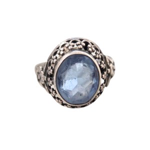 Bague en argent avec une pierre bleue