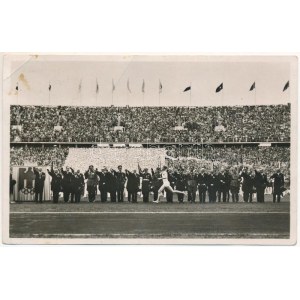 1936 Berlin, Olympische Spiele. Der Fackelstaffel Läufer trifft im Stadion ein. Reichssportverlag SW 68. ...