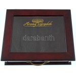 Üvegezett fa éremtároló dobozka, eredetileg az "Arany századok" sorozathoz, egy fiókkal...