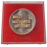 Asszonyi Tamás (1942- ) DN "A győzelemért / KISZ Központi Bizottság" öntött bronz emlékplakett, dísztokban (~112mm) T...