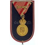 1890. "Ferenc József Bronz Katonai Érdemérem" aranyozott bronz kitüntetés a katonai érdemkereszt eredeti szalagján...