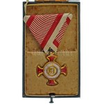 1914-1918. "Arany Érdemkereszt a Vitézségi Érem szalagján" aranyozott, zománcozott bronz kitüntetés mellszalagon...