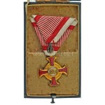 1914-1918. "Arany Érdemkereszt a Vitézségi Érem szalagján" aranyozott, zománcozott bronz kitüntetés mellszalagon...