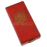 Bulgária 1909 k. A Katonai Érdemkereszt Tisztikeresztjének (IV. osztály) adományozói tokja. A tok belső oldalán "Joh...