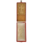 Bulgária 1909 k. A Katonai Érdemkereszt Tisztikeresztjének (IV. osztály) adományozói tokja. A tok belső oldalán "Joh...