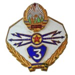 Románia 1950 k. "3. osztályú rádiós" zománcozott bronz kitüntető jelvény csavaros hátlappal, "8832" sorszámmal (34x37mm...