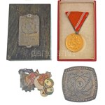 Vegyes 10db-os szocialista jelvény, emlékérem, díjérem tétel, közte "Külkereskedelmi Törzsgárda" aranyozott...