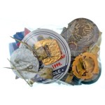 Kb. 40db-os vegyes magyar és külföldi, főleg jelvényből álló tétel T:vegyes Cca. 40pcs mixed Hungarian and foreign lot...