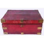 Nagy méretű étkészlet tartó láda. Svéd Koneborg grófi család nevével és koronájával díszített. Svédország XIX. sz...