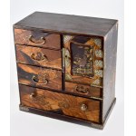 Ékszerszekrény. Antik keleti, buddhista motívumokkal, közötte svastikával díszített. Lakkozott fa, réz. Sérülésekkel ...