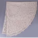 1860-1900 között, 3 darab csipke terítő, néhol folttal, 90x90 cm, 240x32 cm, d: 92 cm. Ritka gyűjtői darabok...