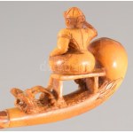 Gazdagon faragott figurális antik tajtékkő pipa, h: 14 cm