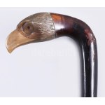 Tőrős bot madárfejes markolattal. Faragott szaru, fa, Görög fejet ábrázoló réz jelzéssel. XX. s. eleje. //...