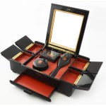Japán lakkozott pipere szett, fiókos, többrekeszes, tükrös dobozban, hiánnyal, sérült zárral...