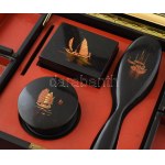 Japán lakkozott pipere szett, fiókos, többrekeszes, tükrös dobozban, hiánnyal, sérült zárral...