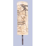 Régi japán faragott csont tőr markolat, figurális jelenettel díszítve, h: 11,5 cm