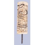 Régi japán faragott csont tőr markolat, figurális jelenettel díszítve, h: 11,5 cm