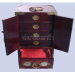 Kínai lakkozott fa ékszeres szekrény, faragott kő berakásokkal, réz veretekkel, 28x19x15 cm