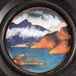 Sigrid Hoivik rekeszzománc tájkép, jelzett, fa keretben, d: 6 cm