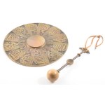 Rajki László (1939-): Gong ütővel. Bronz, jelzett, zsűri címkével, d: 21 cm, ütő h: 18 cm
