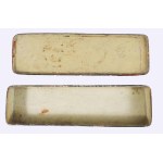 Japán lakkozott papírmasé doboz, kisebb sérülésekkel. XIX. sz. 31x10 cm