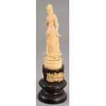 cca 1800-1820 Elegáns hölgy - faragott csont szobor, fa talapzaton, keze sérült, m: 17,5 cm