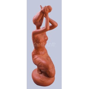 Kligl Sándor (1945-): Fésülködő nő. Terrakotta, jelzett, ragasztott, m: 33,5 cm