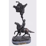 Frederic Remington (1861-1909): The Buffalo Signal, Patinázott bronz, jelzett. Gránit talapzaton, névtáblával...