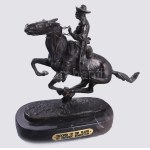 Frederic Remington (1861-1909): Trooper of the plains, Patinázott bronz, jelzett. Márvány talapzaton, névtáblával...