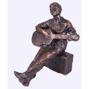 Gyurcsek Ferenc (1942-): Gitározó. Bronzírózott műgyanta, jelzett, hibátlan, m:30 cm