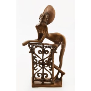 Kutas László (1936-): Kalapos akt. Bronz, márvány talapzaton