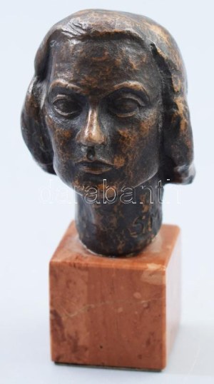 Reményi József (1887-1977) (feltehetően): Női büszt. Bronz, S.M. felirattal, márvány talapzaton, teljes m: 9,5 cm //...