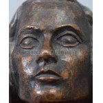 Reményi József (1887-1977) (feltehetően): Női büszt. Bronz, S.M. felirattal, márvány talapzaton, teljes m: 9,5 cm //...