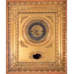 Keretóra. Negyedütős ingajáratos szerkezettel, réz számlappal, réz dombor díszítésekkel. Francia, XIX .sz. közepe...