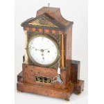 Negyedütős biedermeier asztali óra, kulccsal, hiányokkal, sérüléssel, m: 35 cm