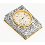 Gübelin asztali óra .kvarc szerkezettel. műkő testtel