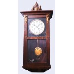 Falióra. Felesütős ingajáratos szerkezet, működik, az útő szerkezet nem működik. Faragott fa házban, kulccsal...