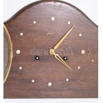 Junghans kandallóóra. Kis sérüléssel, kulccsal, működik, számlapüveg tartója laza...