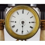 XIX. sz. Biedermeier asztali óra, negyedütős, ingás szerkezettel, alabástrom oszlopokkal...
