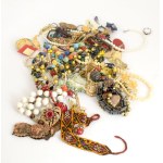 Doboznyi bizsu tétel, közte jó darabokkal.