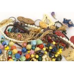 Doboznyi bizsu tétel, közte jó darabokkal.