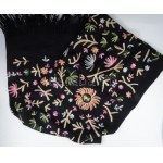 Fekete alapon kézzel hímzett stóla, 75x210 cm