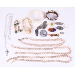 Vegyes bizsu tétel, közte csont nyaklánc