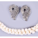 Csont nyaklánc és köves övcsat