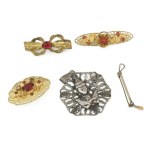 5 db dekoratív bizsu bross, közötte hoki ütőt ábrázoló is