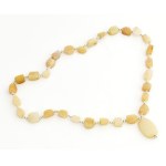 Zsírkő nyaklánc, faragott szkarabeusz alakú medállal